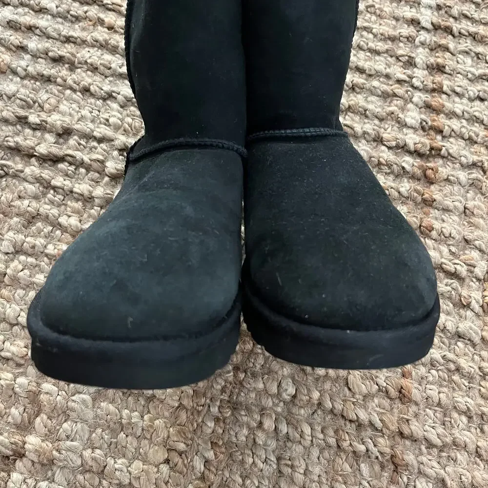 UGG Classic Short II Black Sheepskin Boots Women’s Size 10 1016223 EUC